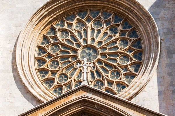 Okrągłe okna na elewacji budynku w Cathedral (katedra katolicka), Tarragona, Katalonia, Hiszpania. Szczelnie-do góry. — Zdjęcie stockowe
