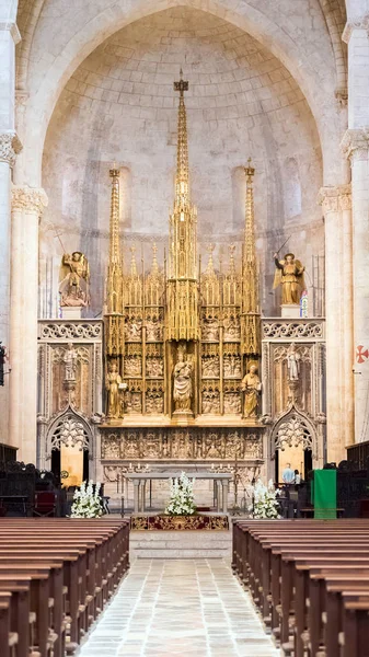 Tarragona, Hiszpania - 4 października 2017: Widok ołtarza w Tarragona Cathedral (katedra katolicka). Kopiować miejsca na tekst. Pionowe. — Zdjęcie stockowe