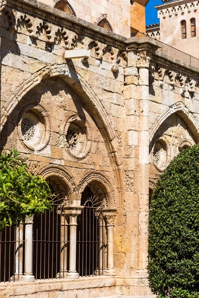 TARRAGONA, SPAIN - OCTOBER 4, 2017: View of the courtyard of the Tarragona Cathedral (Catholic cathedral) on a sunny day. Copy space for text. Vertical. — Stock Photo, Image