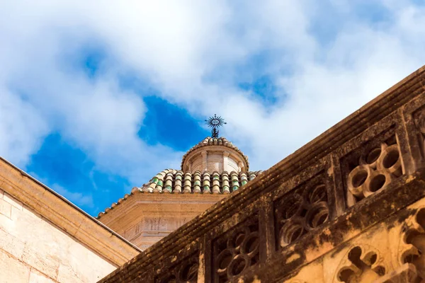 Catedral de Tarragona (Catedral Católica) en un día soleado, Cataluña, España. Copia espacio para texto. Vista inferior . —  Fotos de Stock