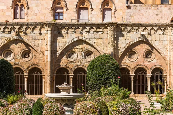 Tarragona, İspanya - 4 Ekim 2017: Tarragona Cathedral (Katolik Katedrali) avlusu görünümünü güneşli bir günde. Metin için yer kopyalayın. — Stok fotoğraf