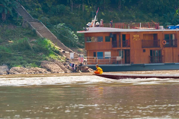 Louangphabang, Laos - 11. ledna 2017: Mniši v lodi na řece řeky Nam Khan. Kopírovat prostor pro text. — Stock fotografie