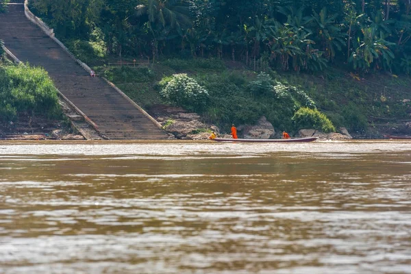 Monniken in een boot op de rivier Nam Khan rivier, Louangphabang, Laos. Ruimte voor tekst kopiëren. — Stockfoto