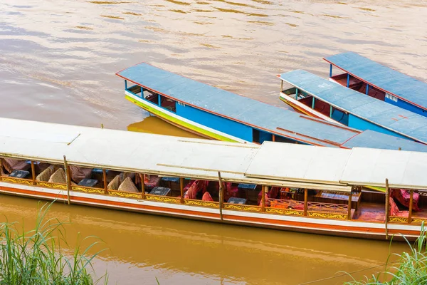 Boten in de buurt van de oever van de rivier Nam Khan in Louangphabang, Laos. Close-up. — Stockfoto