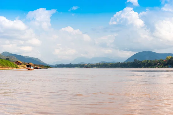 Pohled na řeku, Louangphabang, Laos Nam Khan. Kopírovat prostor pro text. — Stock fotografie