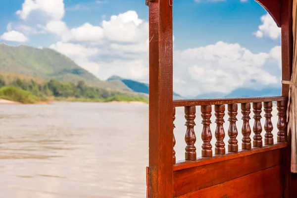 Pohled na dřevěné zábradlí na lodi, Louangphabang, Laos. Kopírovat prostor pro text. — Stock fotografie