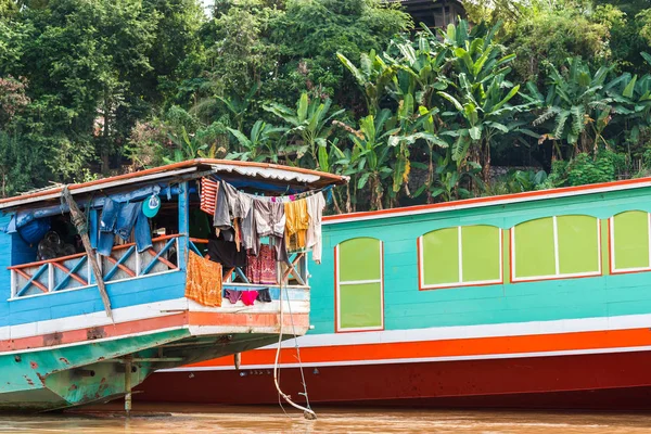Lodě v blízkosti břehu řeky Nam Khan v Louangphabang, Laos. Detail. — Stock fotografie