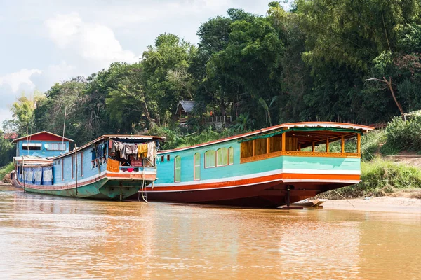 Lodě v blízkosti břehu řeky Nam Khan v Louangphabang, Laos. Kopírovat prostor pro text. — Stock fotografie