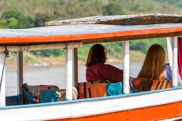 Turisté na lodi na řece Nam Khan v Louangphabang, Laos. Detail. — Stock fotografie