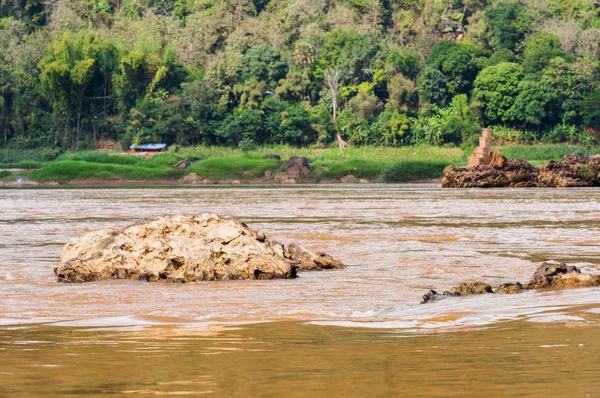 Vista de la orilla pedregosa del río Nam Khan, Louangphabang, Laos. Copiar espacio para texto . — Foto de Stock