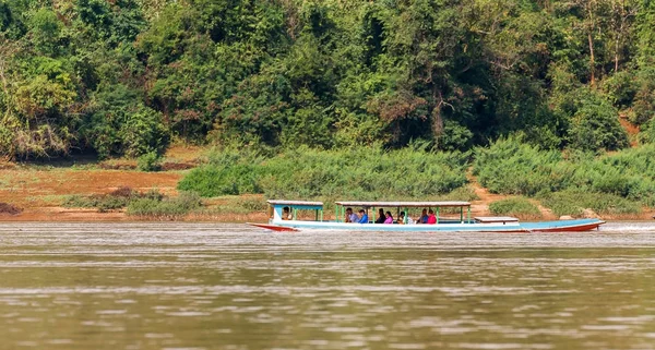 LOUANGPHABANG, LAOS - 11 gennaio 2017: Barche vicino alla riva del fiume Nam Khan. Copia spazio per testo . — Foto Stock