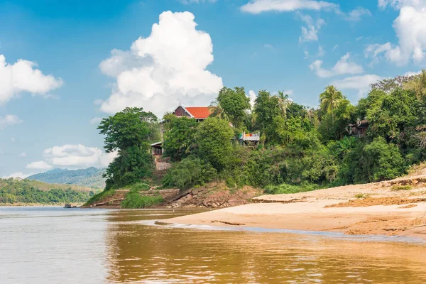 Pohled na budovy Nam Khan řeka, Louangphabang, Laos. Kopírovat prostor pro text. — Stock fotografie