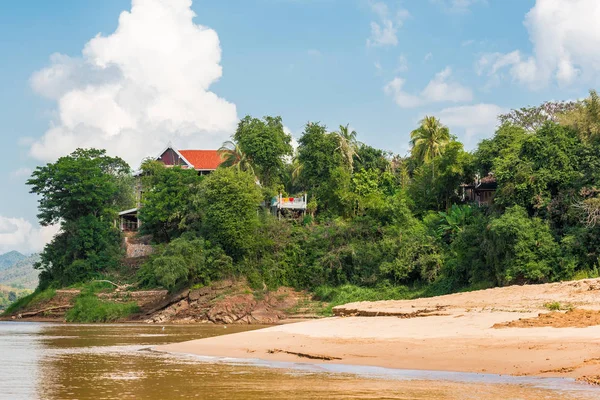Blick auf das Gebäude am Fluss nam khan, louangphabang, laos. Kopierraum für Text. — Stockfoto