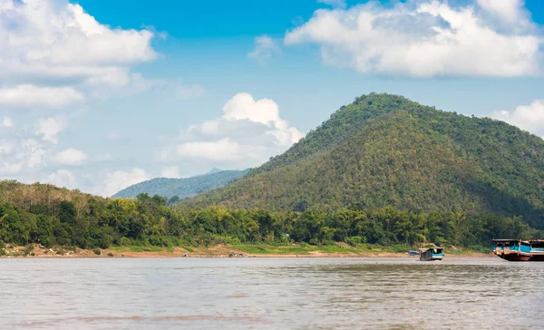 Pohled na krajinu řeky Nam Khan, Louangphabang, Laos. Kopírovat prostor pro text. — Stock fotografie