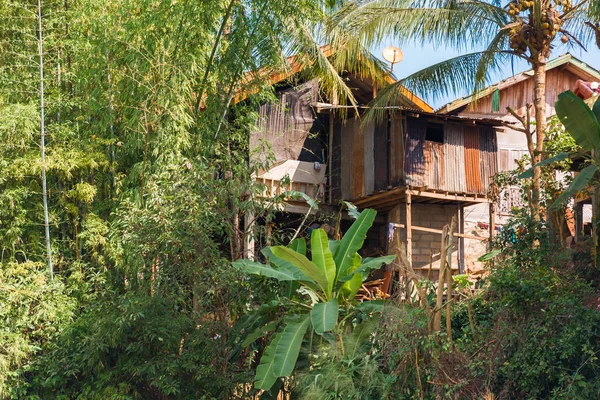 Edificio de madera en medio del bosque, Louangphabang, Laos. Primer plano . — Foto de Stock