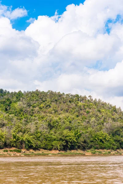 Vista del paisaje del río Nam Khan, Louangphabang, Laos. Copia espacio para texto. Vertical . — Foto de Stock