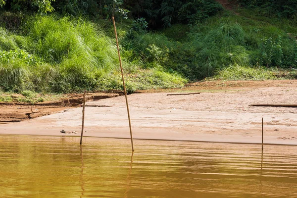 Weergave van de bank van de rivier van de Nam Khan rivier, Louangphabang, Laos. Ruimte voor tekst kopiëren. — Stockfoto