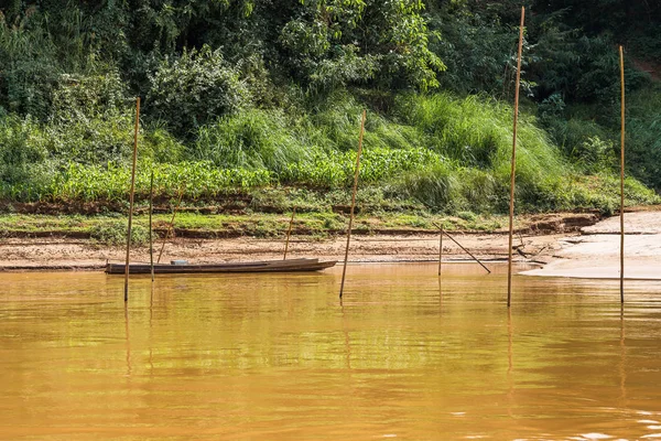 Vista de la orilla del río Nam Khan, Louangphabang, Laos. Copiar espacio para texto . — Foto de Stock