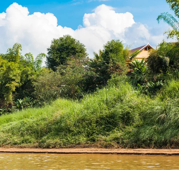 남 칸 강, Louangphabang, 라오스에 의해 건물의 전망. 텍스트를 위한 공간 복사. — 스톡 사진