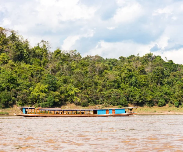 Boten in de buurt van de oever van de rivier Nam Khan in Louangphabang, Laos. Ruimte voor tekst kopiëren. — Stockfoto