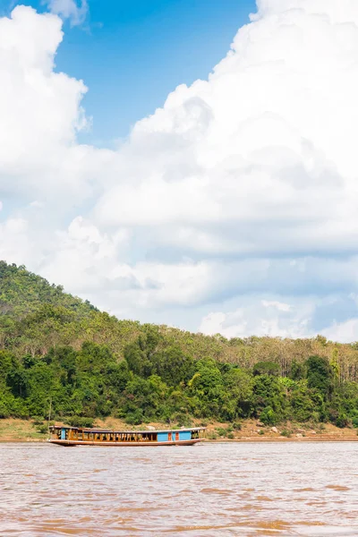 Boten in de buurt van de oever van de rivier Nam Khan in Louangphabang, Laos. Ruimte voor tekst kopiëren. Verticaal. — Stockfoto