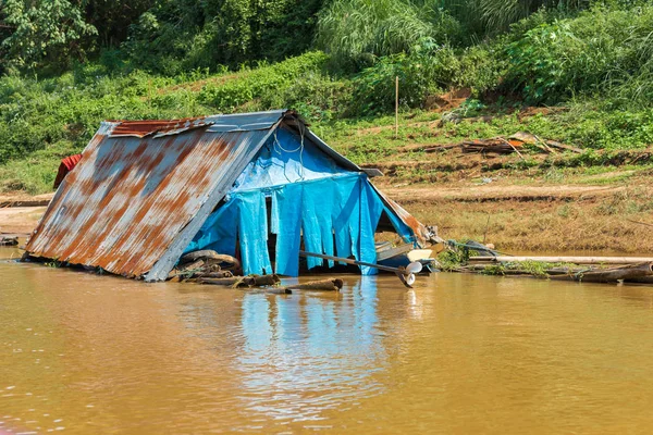 Raft on the bank of the river Nam Khan in Louangphabang, Laos. Copy space for text. — Stock Photo, Image