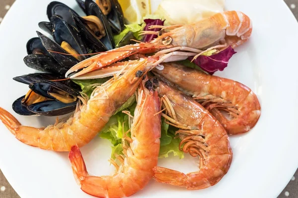 Mariscos sabrosos en el plato en primer plano de la mesa, Siurana, Catalunya, España . —  Fotos de Stock