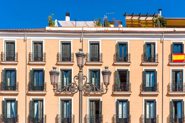 Vista de una farola sobre un edificio en Madrid, España. Copiar espacio para texto . —  Fotos de Stock