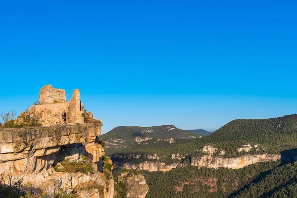 Vista de las ruinas del castillo de Siuran, Tarragona, Cataluña, España. Copiar espacio para texto . — Foto de Stock