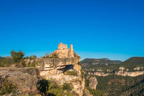 Nézd, a romok a vár Siuran, Tarragona, Catalunya, Spanyolország. Hely, a szöveg másolása. — Stock Fotó