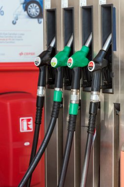 Pratdip, Tarragona, İspanya - 20 Nisan 2017: Yakıt tabanca benzin istasyonunda. Dikey. Yakın çekim.