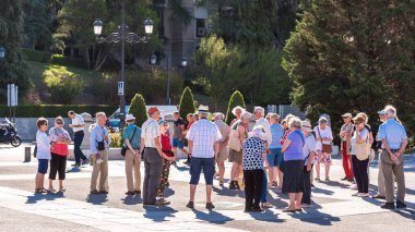 Madrid, İspanya - 26 Eylül 2017: Grup turist bir şehir sokak üzerinde. Metin için yer kopyalayın.    