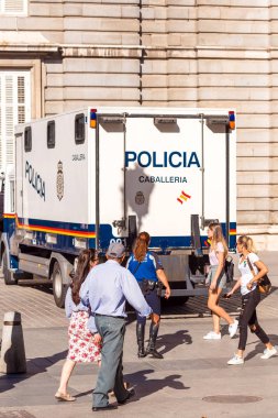Madrid, İspanya - 26 Eylül 2017: Polis süvari şehre sokak. Dikey. Metin için yer kopyalayın. 