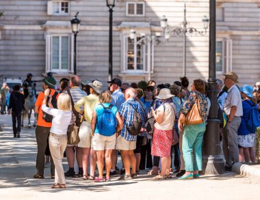 Madrid, İspanya - 26 Eylül 2017: Grup turist bir şehir sokak üzerinde. Metin için yer kopyalayın.    