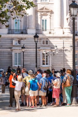 Madrid, İspanya - 26 Eylül 2017: Grup turist bir şehir sokak üzerinde. Metin için yer kopyalayın. Dikey.   