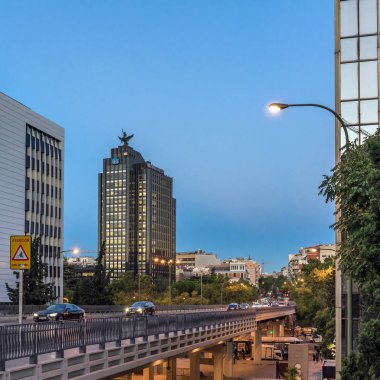 Madrid, İspanya - 26 Eylül 2017: Akşam sokağın şehrin görünümünü. Metin için yer kopyalayın.