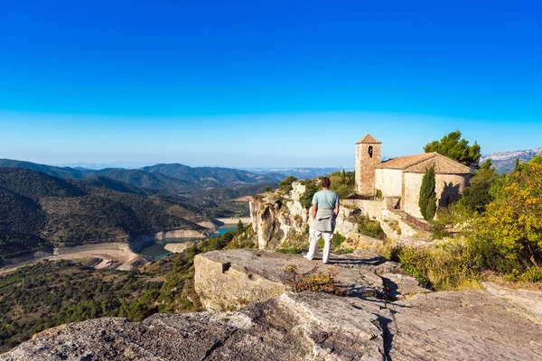 Vista de la iglesia románica de Santa Maria de Siurana, en Siurana, Tarragona, Cataluña, España. Copiar espacio para texto . — Foto de Stock