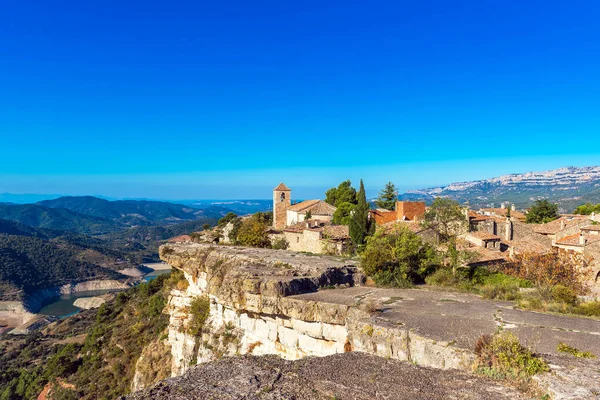 Nézd a román stílusú templom, a Santa Maria de Siurana, Siurana, Tarragona, Catalunya, Spanyolország. Hely, a szöveg másolása. — Stock Fotó