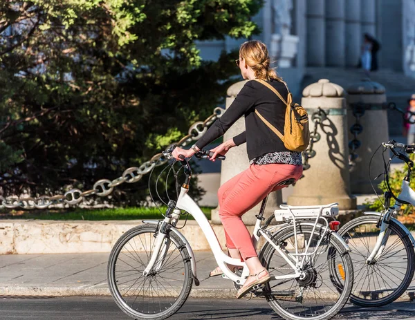 Μαδρίτη, Ισπανία - 26 Σεπτεμβρίου 2017: Μια γυναίκα είναι ιππασίας ένα ποδήλατο σε μια πόλη δρόμου. Χώρο αντίγραφο για το κείμενο. — Φωτογραφία Αρχείου