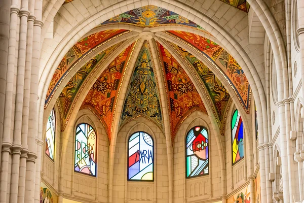 Wnętrze katedry Saint Mary Royal La Almudena w Madrycie, Hiszpania. — Zdjęcie stockowe