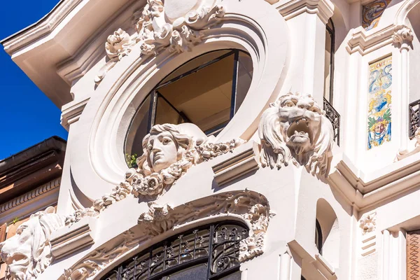 View of the facade of a historic building, Madrid, Spain. Close-up. — Stock Photo, Image