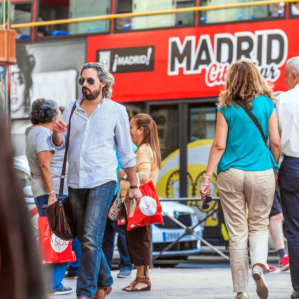 Madrid, Spanyolország - 2017. szeptember 26.: A városi utca emberek. Közeli kép:. — Stock Fotó