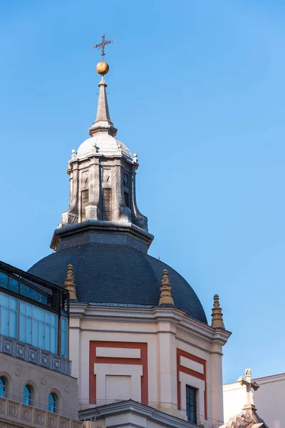 Вид на церковь Лас Калатрас, Мадрид, Испания. Копировать место для текста. Вертикаль . — стоковое фото