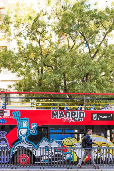 MADRID, ESPANHA - SETEMBRO 26, 2017: Excursão turística autocarro de dois andares. Close-up. Vertical . — Fotografia de Stock