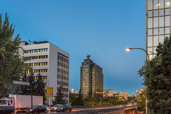 Madrid, İspanya - 26 Eylül 2017: Akşam sokağın şehrin görünümünü. Metin için yer kopyalayın.