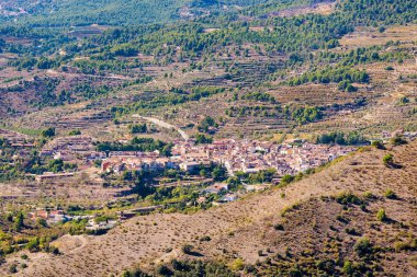 Orman, Pratdip, Tarragona, İspanya eski İspanyol şehir görünümünü. Üstten Görünüm.
