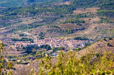 Orman, Pratdip, Tarragona, İspanya eski İspanyol şehir görünümünü. Üstten Görünüm.