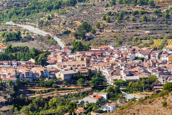 Вид на старый испанский город в лесу, Пратдип, Таррагона, Испания. Вид сверху . — стоковое фото
