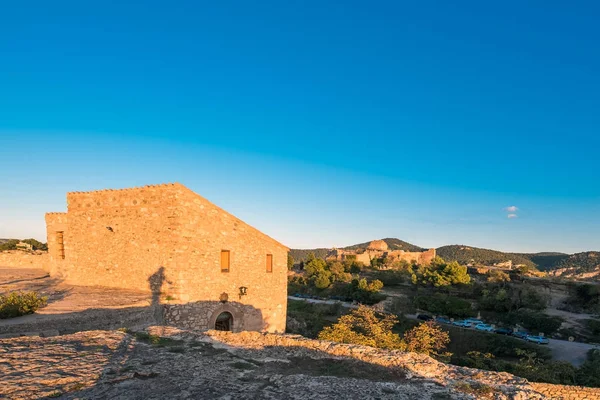 Nézd, az épületek a faluban Siurana, Tarragona, Spanyolország. Hely, a szöveg másolása. — Stock Fotó