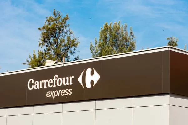Pratdip, Tarragona, İspanya - 20 Nisan 2017: Carrefour binanın cephe hızlı. Yakın çekim.